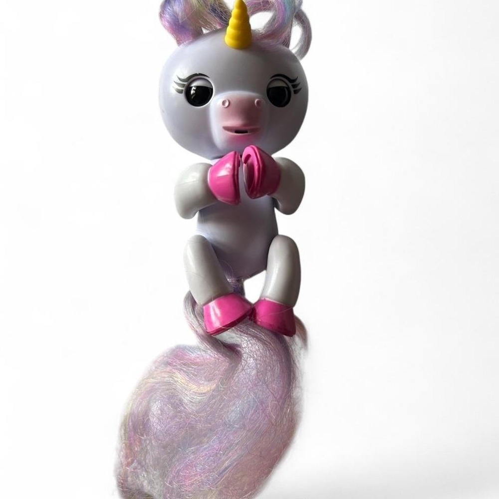 Interactive Toy WowWee Fingerlings Gigi Unicorn Rainbow Mane Dreamy 2010 Girls
